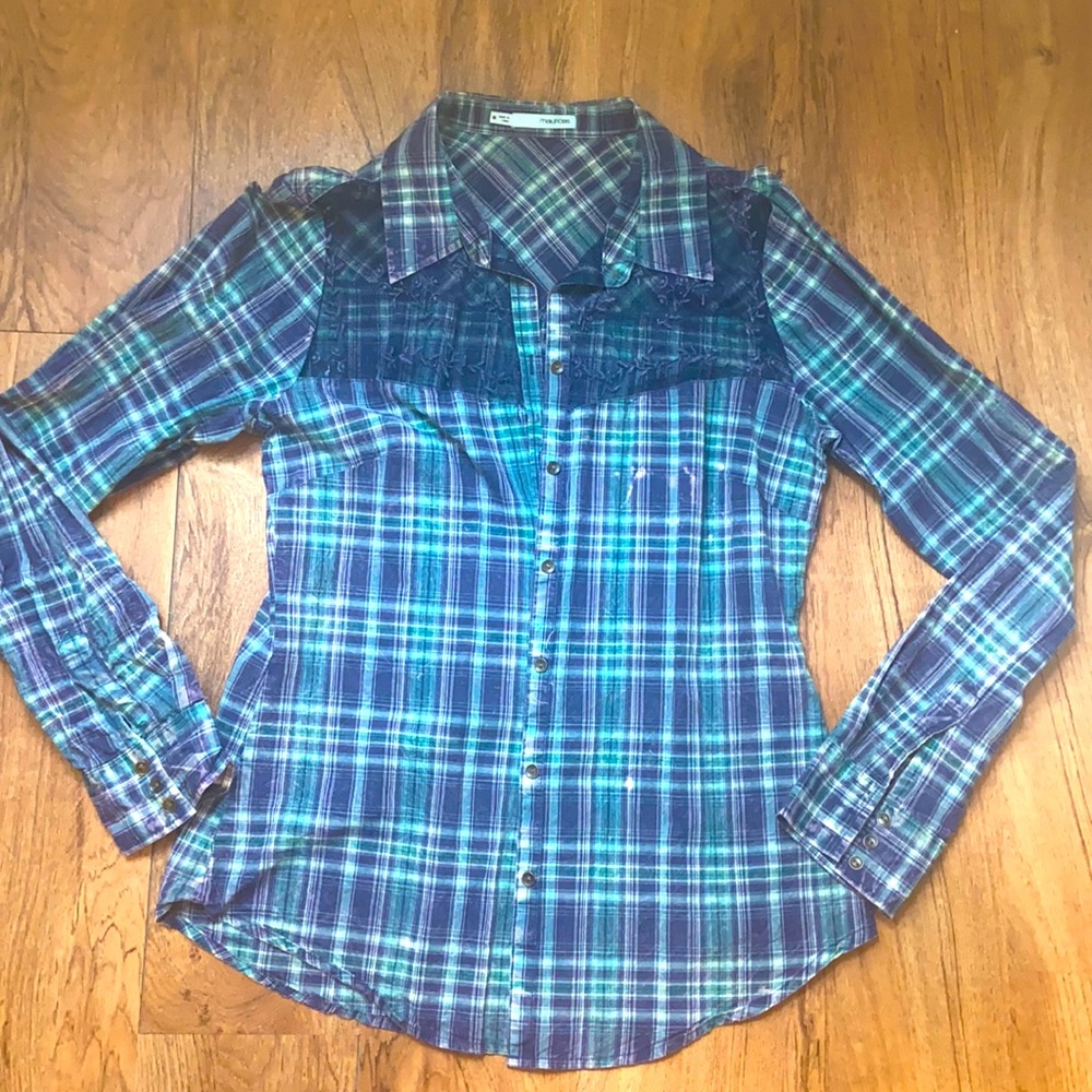 Maurices distressed cowgirl shirt Size Med